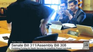 Đảng viên Dân Chủ giật búa chủ tọa phiên điều trần về di trú 21 Đảng viên Dân Chủ giật búa chủ tọa phiên điều trần về di trú