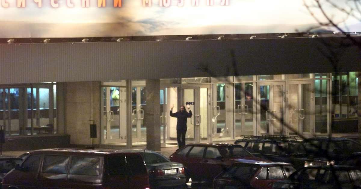 10-23-2002: Con tin khủng bố tấn công nhà hát Moscow năm 2002 9 10-23-2002: Con tin khủng bố tấn công nhà hát Moscow năm 2002