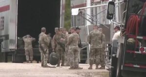 Lực lượng Vệ binh Quốc gia tới Chicago giữa căng thẳng leo thang 6 Lực lượng Vệ binh Quốc gia tới Chicago giữa căng thẳng leo thang