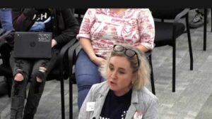 Phụ huynh Houston bị sa thải sau khi đối đầu Giám đốc Học khu tại sân bay 14 Phụ huynh Houston bị sa thải sau khi đối đầu Giám đốc Học khu tại sân bay