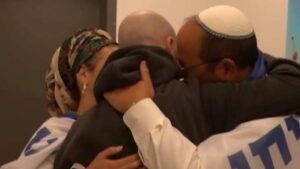 Thân nhân của một cư dân Houston nằm trong số 20 con tin được phóng thích 13 Thân nhân của một cư dân Houston nằm trong số 20 con tin được phóng thích