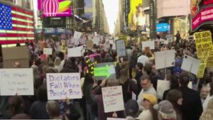 Hàng ngàn người biểu tình ở Houston phản đối các chính sách thời Tổng Thống Donald Trump 15 Hàng ngàn người biểu tình ở Houston phản đối các chính sách thời Tổng Thống Donald Trump