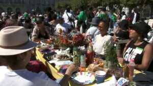 1.000 cư dân SF ăn trưa tại sự kiện 'Bàn ăn dài nhất' 9 1.000 cư dân SF ăn trưa tại sự kiện ‘Bàn ăn dài nhất’