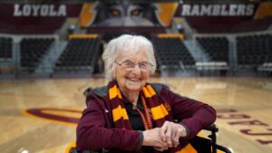 Nữ Tu Jean Dolores Schmidt, Linh Mục Tòa Bạch Ốc Loyola Chicago, Qua Đời Ở Tuổi 106 9 Nữ Tu Jean Dolores Schmidt, Linh Mục Tòa Bạch Ốc Loyola Chicago, Qua Đời Ở Tuổi 106