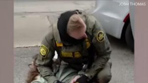 Nhân viên truyền hình Chicago bị đặc vụ liên bang tạm giữ đã được thả 11 Nhân viên truyền hình Chicago bị đặc vụ liên bang tạm giữ đã được thả