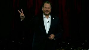 Ông Marc Benioff ủng hộ binh sĩ Vệ Binh Quốc Gia tại San Francisco 18 Ông Marc Benioff ủng hộ binh sĩ Vệ Binh Quốc Gia tại San Francisco