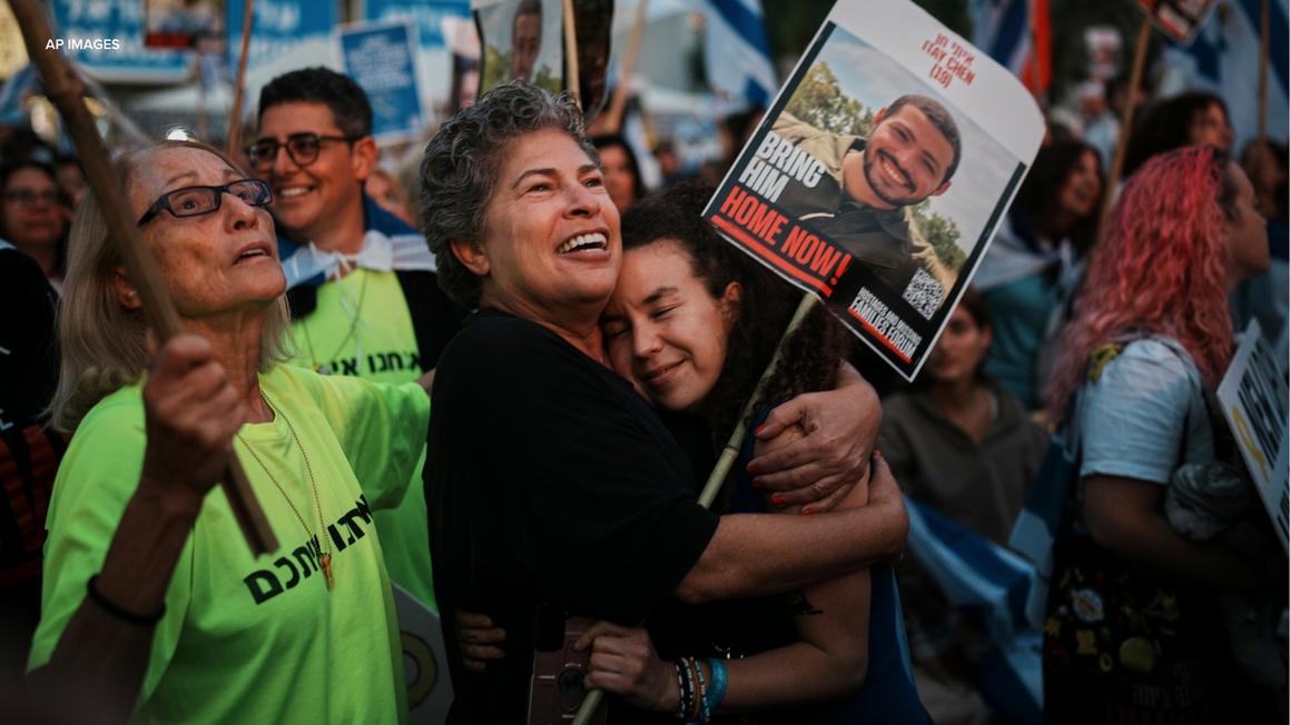 Israel cho hay Hamas đã trao 7 con tin đầu tiên cho Hồng Thập Tự, bắt đầu trao đổi tù nhân 1 17995396 101225 KABC AP TN HOSTAGES RELEASED IMG