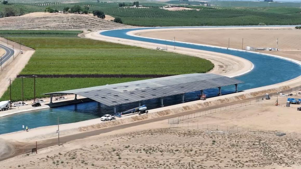 Kênh đào nước phủ năng lượng mặt trời đầu tiên của California phát điện 1 18000412 101325 kgo solar power canals img