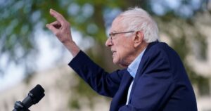 Thượng Nghị Sĩ Bernie Sanders phát biểu tại cuộc biểu tình 'Không Vua' 25 Thượng Nghị Sĩ Bernie Sanders phát biểu tại cuộc biểu tình ‘Không Vua’