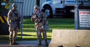 Chicago và Portland Chống Lại Việc Triển Khai Lực Lượng Vệ Binh Quốc Gia của Trump Ra Tòa 10 Chicago và Portland Chống Lại Việc Triển Khai Lực Lượng Vệ Binh Quốc Gia của Trump Ra Tòa