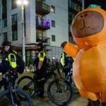 Phản đối nhập cư bằng xiêm y: Lễ hội hóa trang bên ngoài tòa nhà ICE ở Portland 31 Phản đối nhập cư bằng xiêm y: Lễ hội hóa trang bên ngoài tòa nhà ICE ở Portland