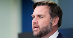 Vance nói Trump đang 'xem xét mọi lựa chọn' khi Tổng thống đe dọa viện dẫn Đạo luật Nổi dậy 21 Vance nói Trump đang ‘xem xét mọi lựa chọn’ khi Tổng thống đe dọa viện dẫn Đạo luật Nổi dậy