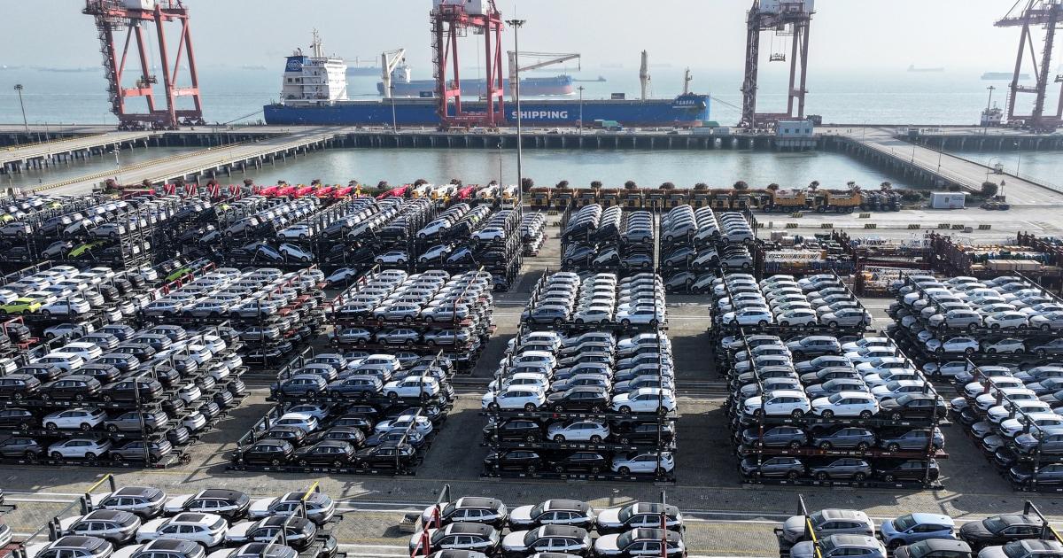 Doanh số xe điện giảm, các hãng xe Mỹ xem xét lại tương lai 1 251014 Taicang port in Suzhou china BYD evs other brands ready for export ac 1053p 20a043