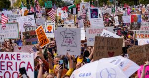 Dân chủ biểu tình phản đối Tổng Thống Trump, nhưng cũng không hài lòng với đảng của mình 7 Dân chủ biểu tình phản đối Tổng Thống Trump, nhưng cũng không hài lòng với đảng của mình