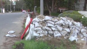 Miền Nam California chuẩn bị đón bão mạnh, có thể gây lũ lụt 14 Miền Nam California chuẩn bị đón bão mạnh, có thể gây lũ lụt