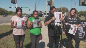 Thiếu niên 15 tuổi gốc Nicaragua bị tự kỷ ở Houston mất tích 6 ngày, nay bị giam ở cơ sở người tị nạn 6 Thiếu niên 15 tuổi gốc Nicaragua bị tự kỷ ở Houston mất tích 6 ngày, nay bị giam ở cơ sở người tị nạn