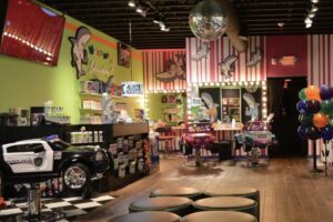 Sharkey’s Cuts for Kids mở địa điểm mới tại khu Clear Lake 3 Sharkey’s Cuts for Kids mở địa điểm mới tại khu Clear Lake