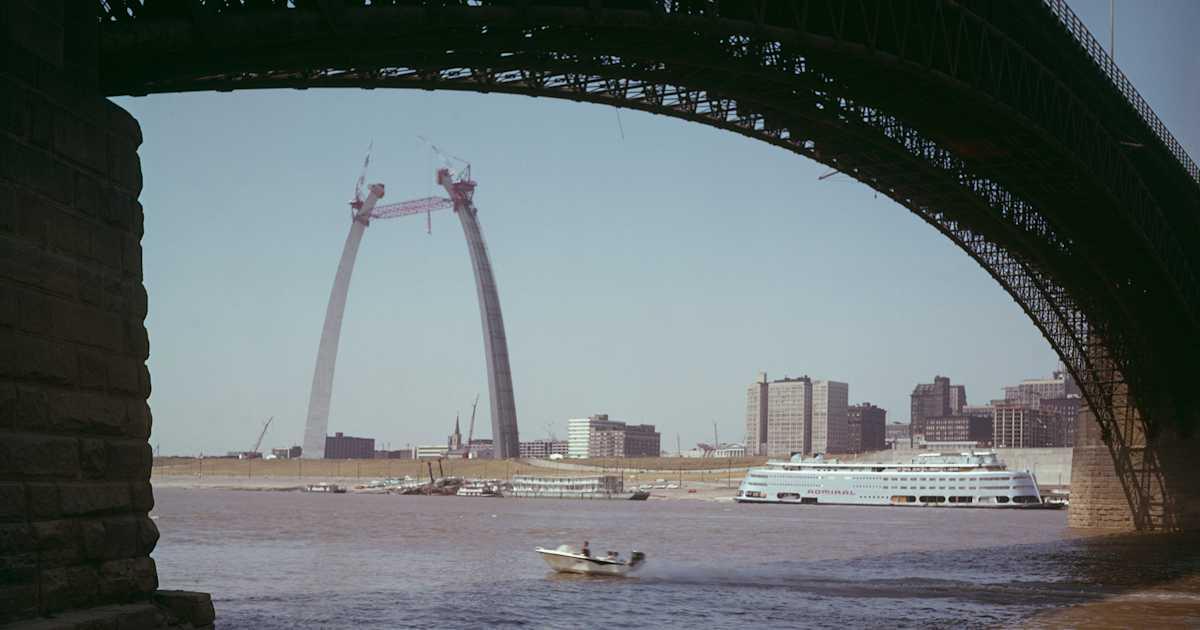 10-28-1965: Hoàn thành Cổng Vòm Gateway Arch tại St. Louis năm 1965 5 10-28-1965: Hoàn thành Cổng Vòm Gateway Arch tại St. Louis năm 1965