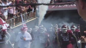 Texas A&M bị phạt 50.000 đô la vì cầu thủ giả vờ chấn thương 6 Texas A&M bị phạt 50.000 đô la vì cầu thủ giả vờ chấn thương