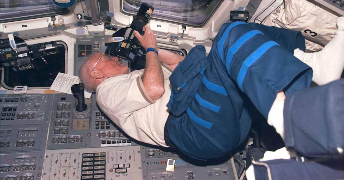 10-29-1998: Cựu phi hành gia John Glenn trở lại không gian 4 10-29-1998: Cựu phi hành gia John Glenn trở lại không gian