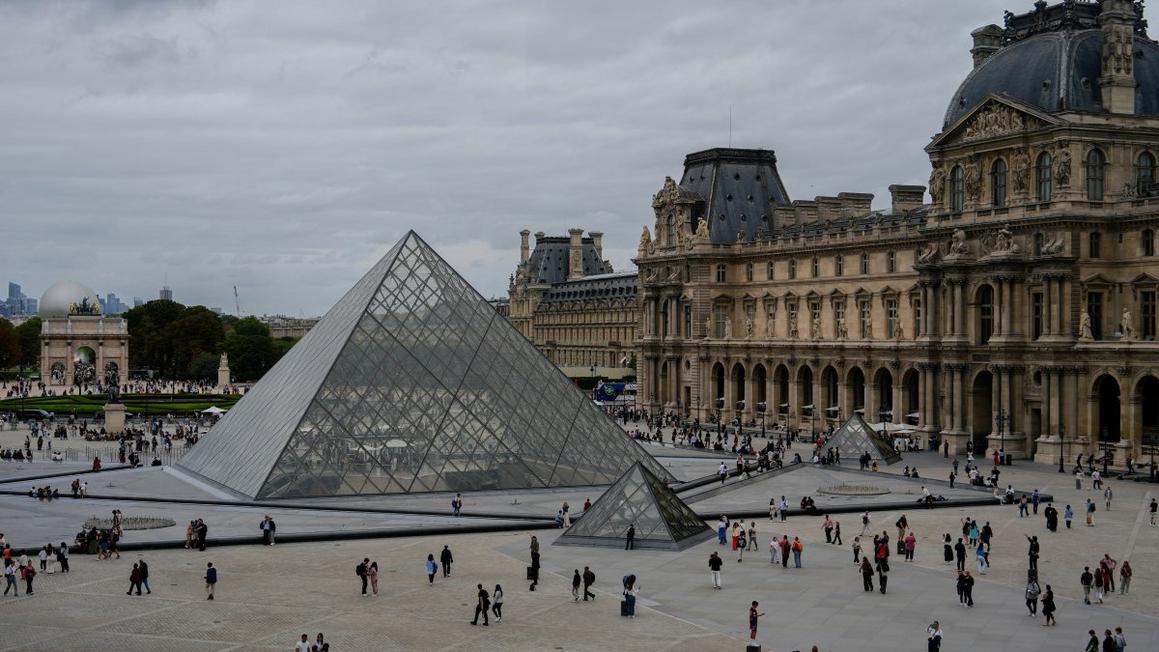 Nghi phạm bị bắt trong vụ trộm trang sức Hoàng gia Pháp tại Bảo tàng Louvre 1 AP25292356865397 2