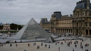 Bảo tàng Louvre đóng cửa sau vụ trộm 9 món trang sức của Napoleon 3 Bảo tàng Louvre đóng cửa sau vụ trộm 9 món trang sức của Napoleon