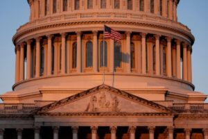 Chính Quyền Tổng Thống Donald Trump Đe Dọa Không Trả Lương Hồi Tố Cho Viên Chức Liên Bang Trong Thời Gian Đóng Cửa Chính Phủ