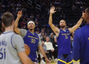 Steph Curry giải thích chuyện đổi áo với em trai Seth, Jimmy Butler vắng mặt trận gặp Lakers 4 Steph Curry giải thích chuyện đổi áo với em trai Seth, Jimmy Butler vắng mặt trận gặp Lakers