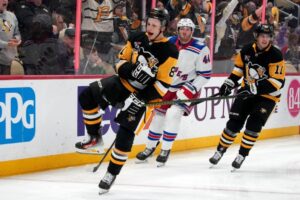 Tân binh Penguins: Luyện tập cùng MacKlin Celebrini của Sharks giúp tôi sẵn sàng cho NHL 6 Tân binh Penguins: Luyện tập cùng MacKlin Celebrini của Sharks giúp tôi sẵn sàng cho NHL