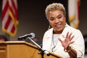 Thị trưởng Oakland, Barbara Lee, hứa thay đổi tường thuật của thành phố. Đây là cách bà đang cố gắng. 18 Thị trưởng Oakland, Barbara Lee, hứa thay đổi tường thuật của thành phố. Đây là cách bà đang cố gắng.