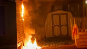 Cảnh Sát Giải Cứu Một Phụ Nữ Khỏi Đám Cháy 4 Cảnh Sát Giải Cứu Một Phụ Nữ Khỏi Đám Cháy