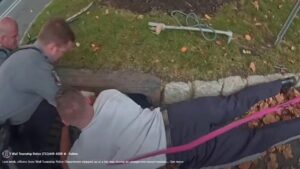Video từ máy quay cơ thể cho thấy cảnh sát giải cứu chú chó mắc kẹt trong cống thoát nước ở New Jersey 2 Video từ máy quay cơ thể cho thấy cảnh sát giải cứu chú chó mắc kẹt trong cống thoát nước ở New Jersey