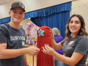 Tình nguyện viên làm tóc giả bằng len cho trẻ em ung thư 8 Tình nguyện viên làm tóc giả bằng len cho trẻ em ung thư