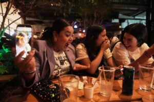 Người hâm mộ Taylor Swift ăn mừng album mới với nhiều hoạt động 3 Người hâm mộ Taylor Swift ăn mừng album mới với nhiều hoạt động