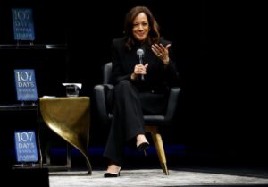 Ông Elias: Sách của bà Harris 'đá xoáy' đảng viên, ám chỉ không tranh cử 2028 3 Ông Elias: Sách của bà Harris ‘đá xoáy’ đảng viên, ám chỉ không tranh cử 2028