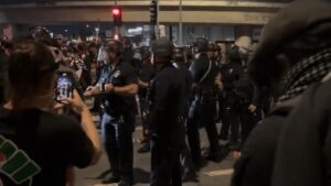 LAPD Yêu Cầu Người Biểu Tình Giải Tán, Nhiều Người Bị Giữ 11 LAPD Yêu Cầu Người Biểu Tình Giải Tán, Nhiều Người Bị Giữ