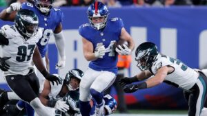 Eagles gửi cheesesteak đến thăm cầu thủ Giants bị thương 10 Eagles gửi cheesesteak đến thăm cầu thủ Giants bị thương