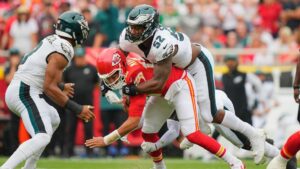 Vị trí Cầu thủ phòng ngự biên của Eagles càng thêm eo hẹp sau khi Za’Darius Smith giải nghệ bất ngờ