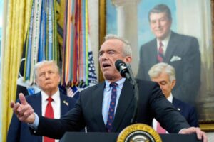 Cắt giảm nhân sự liên bang ảnh hưởng đến y tế và kiểm soát dịch bệnh 19 Cắt giảm nhân sự liên bang ảnh hưởng đến y tế và kiểm soát dịch bệnh