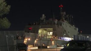 Tàu Hải quân và Cảnh sát biển Mỹ rời bến 2 Tàu Hải quân và Cảnh sát biển Mỹ rời bến