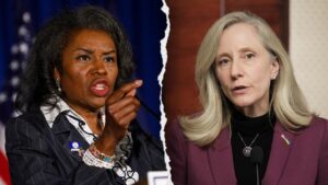 Hai thanh thiếu niên nhập cư bất hợp pháp bị bắt giữ tại Virginia sau vụ xả súng trên đường cao tốc 16 Hai thanh thiếu niên nhập cư bất hợp pháp bị bắt giữ tại Virginia sau vụ xả súng trên đường cao tốc