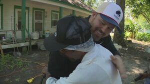 Cặp vợ chồng hảo tâm giúp đỡ chủ nhà bị ong phá hoại ở Hitchcock, Texas 5 Cặp vợ chồng hảo tâm giúp đỡ chủ nhà bị ong phá hoại ở Hitchcock, Texas