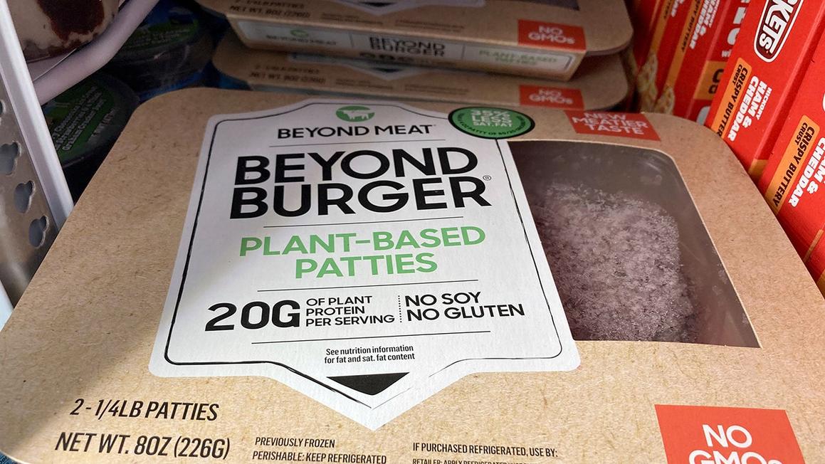 Châu Âu cấm dùng thuật ngữ 'veggie burger', 'xúc xích chay' 1 beyond burger packaging