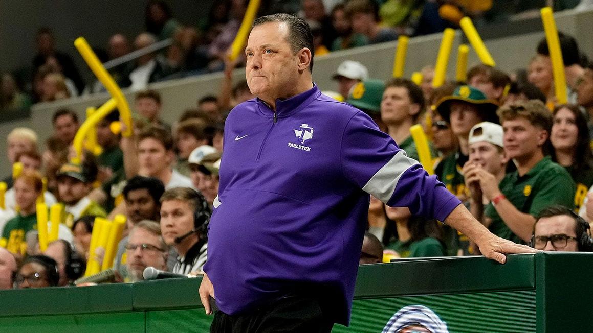 Huấn luyện viên Billy Gillispie của đội bóng rổ nam Tarleton State tạm nghỉ việc 1 billy gillipsie tarleton state 1