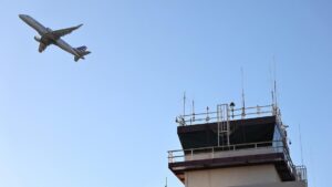 Kiểm soát viên không lưu nghỉ bệnh do không lương, gây chậm trễ và hủy chuyến trên toàn quốc 16 Kiểm soát viên không lưu nghỉ bệnh do không lương, gây chậm trễ và hủy chuyến trên toàn quốc