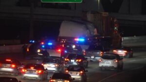 Cầu Houston Avenue Bị Xe Tải Đâm, Đường I-10 Bị Chặn 10 Cầu Houston Avenue Bị Xe Tải Đâm, Đường I-10 Bị Chặn