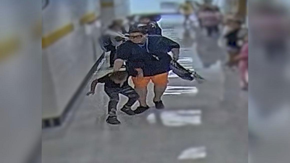 Mẹ phẫn nộ khi thấy nhân viên trường học khống chế con trai 8 tuổi 1 c25c0adf 7eb4 4422 acc5