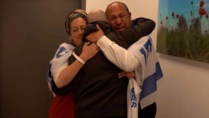 “Cảm Giác Kỳ Diệu”: Người Thân Của Bác Sĩ Houston Nằm Trong Số Con Tin Israel Được Hamas Thả 7 “Cảm Giác Kỳ Diệu”: Người Thân Của Bác Sĩ Houston Nằm Trong Số Con Tin Israel Được Hamas Thả