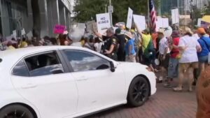 Các cuộc biểu tình 'Không Vua' diễn ra ở Houston và khắp nước Mỹ 16 Các cuộc biểu tình ‘Không Vua’ diễn ra ở Houston và khắp nước Mỹ