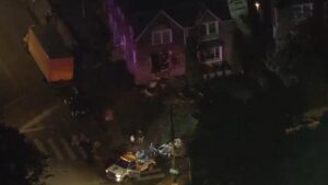 Hai tài xế bị thương trong vụ tai nạn khiến xe lao vào nhà ở Frankford 25 Hai tài xế bị thương trong vụ tai nạn khiến xe lao vào nhà ở Frankford